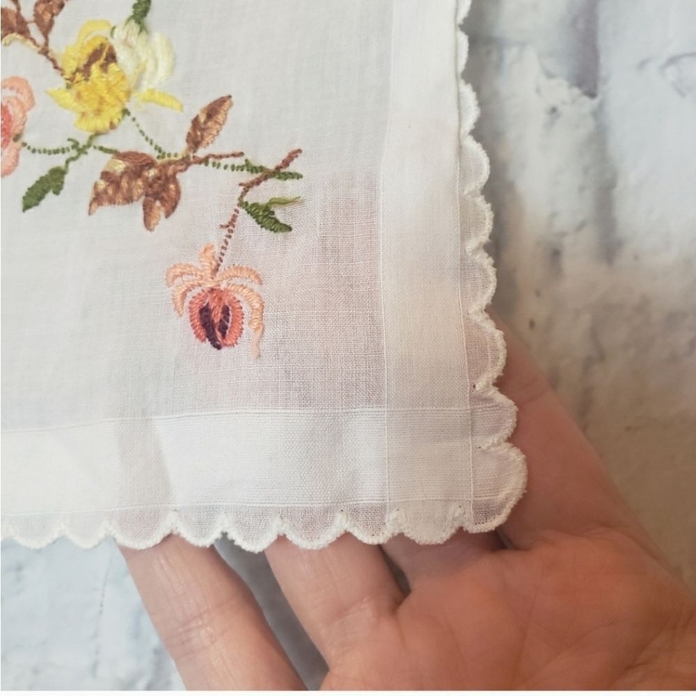 VINTAGE Scalloped Edge Floral Embroidered Handkerchief - Picture 3 of 3